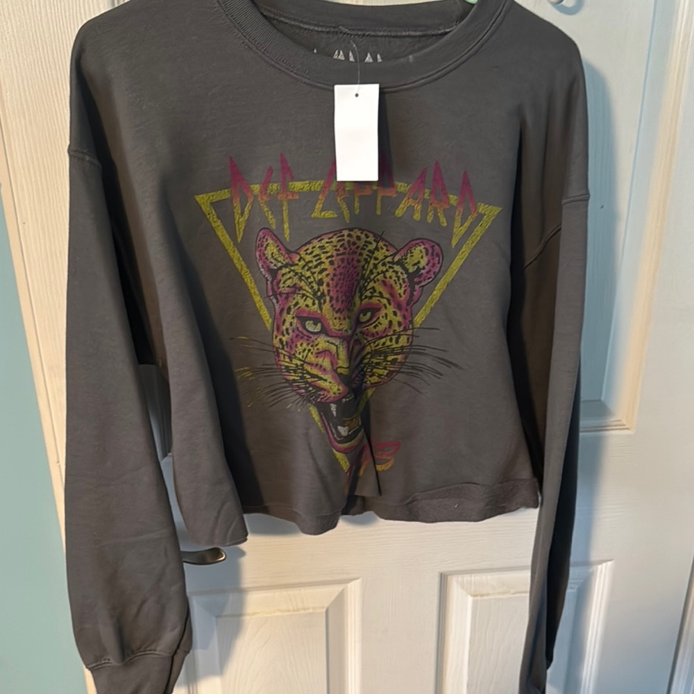 Gray Cropped Sweatshirt with Leopard Graphic